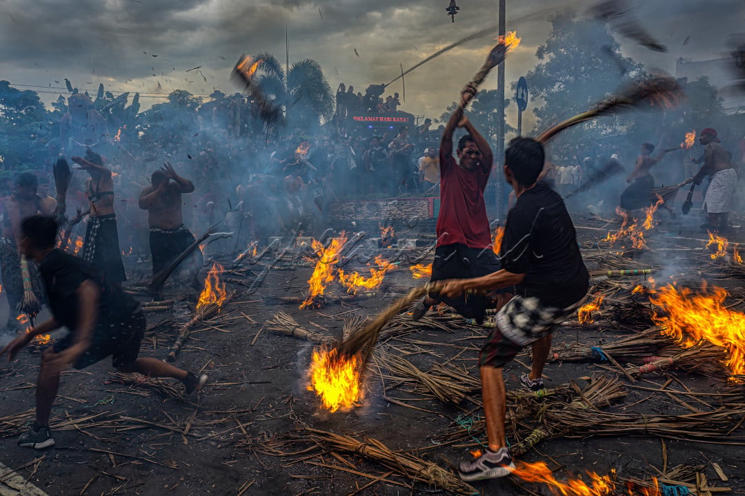 Tradisi Perang api merupakan tradisi umat hindu, tradisi unik ini biasanya dilakukan di Daerah Sweta Kota Mataram. Tradisi di Pulau Lombok ini tergolong cukup menarik dimana kedua belah pihak seperti orang yang sedang berperang/tawuran tapi tetap meninggikan asas persaudaraan dan rasa toleransi yang sangat tinggi. Perang Api di Pulau Lombok terbilang paling mempunyai ciri khas tersendiri karna seperti perang pada umumnya bukan dengan duel satu lawan satu. Keindahan tradisi menjadi terlihat dimana banyak antusias masyarakat dan suku yang ikut menyaksikan dan memeriahkan tradisi ini.