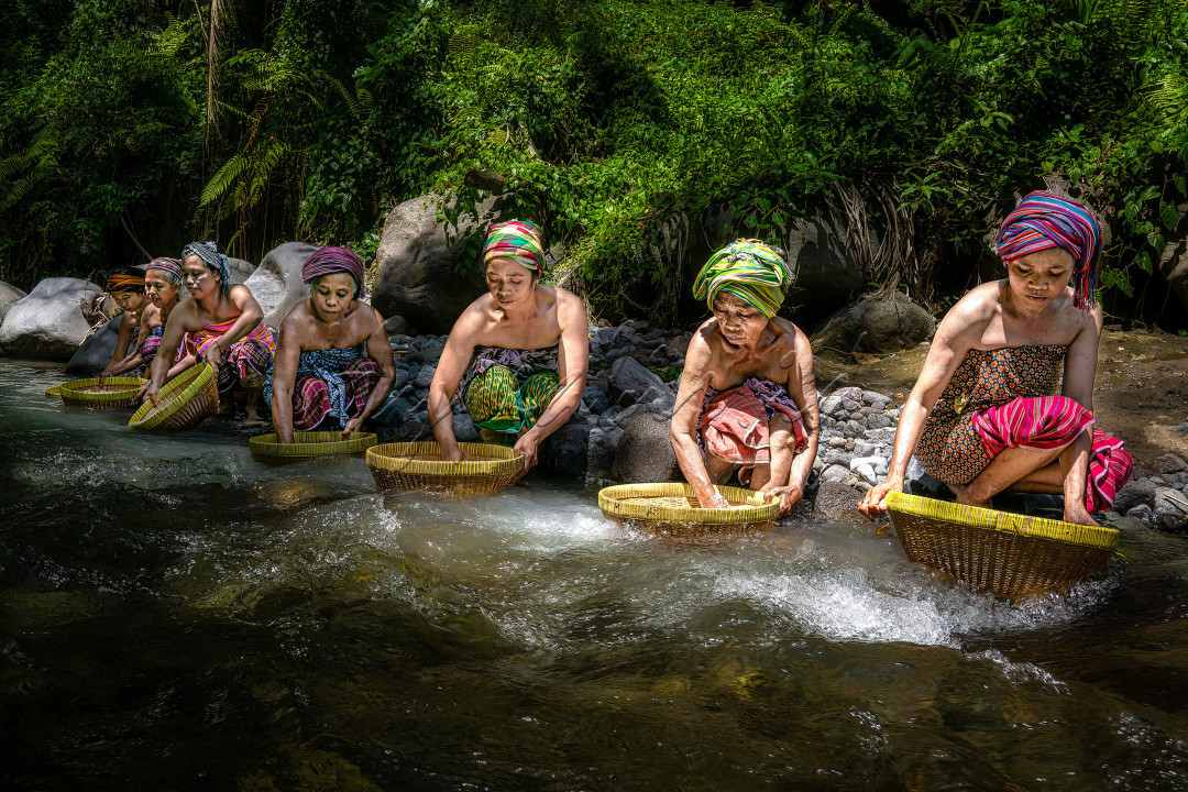 Tradisi Bisoq Meniq merupakan ritual ikonik bagi setiap acara adat di Pulau Lombok, dimana cuci beras dilakukan bersama-sama, uniknya di daerah bayan ritual ini dilakukan mencuci beras di sungai di kawasan hutan adat yang dijaga kebersihan dan kelestariannya.
