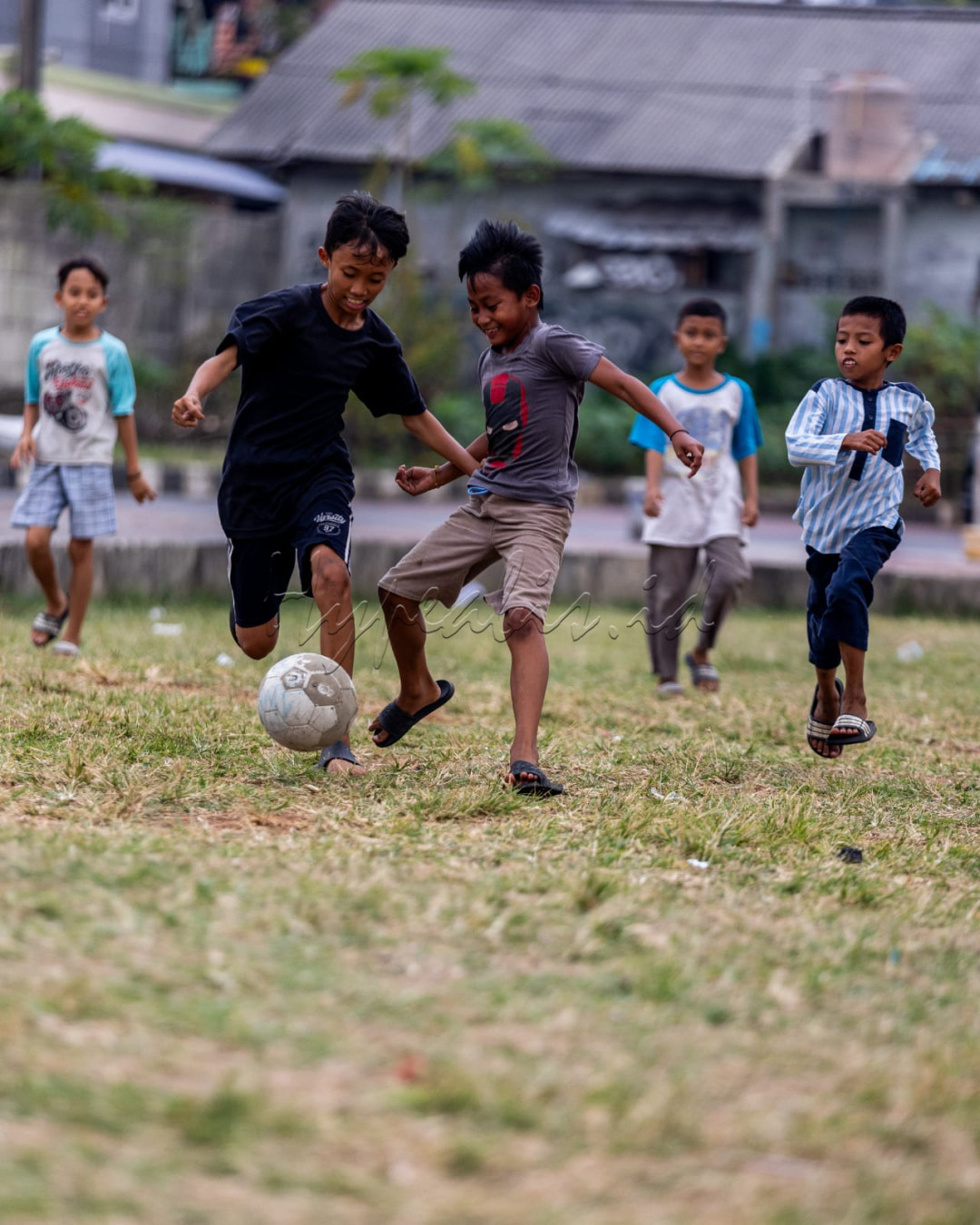 Foto sederhana terkadang mewakili suatu kebahagian tertentu, ini foto menampilkan bergitu senang kebahagian anak - anak main bola di sore hari bersama teman - teman usai covid - 19 yang melarang main di luar.<br />
<br />
Tema : sport<br />
<br />
Lokasi : pamulang<br />
<br />
@hypeabisid<br />
@bisnisindonesiafoto<br />
<br />
#lombafotohypeabisid2023<br />
#hypexplorephotohypeabis2023<br />
#bisnisindonesiafoto
