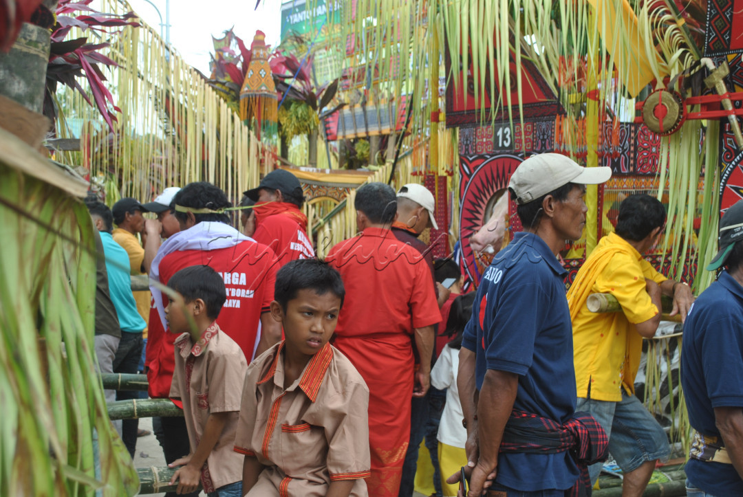 Foto diatas menggambarkan suasana peresmian Rumah Tongkonan Adat Toraja yang sangat meriah dengan membawa ternak sebagai ungkapan syukur bagi masyarakat yang datang memeriahkan.