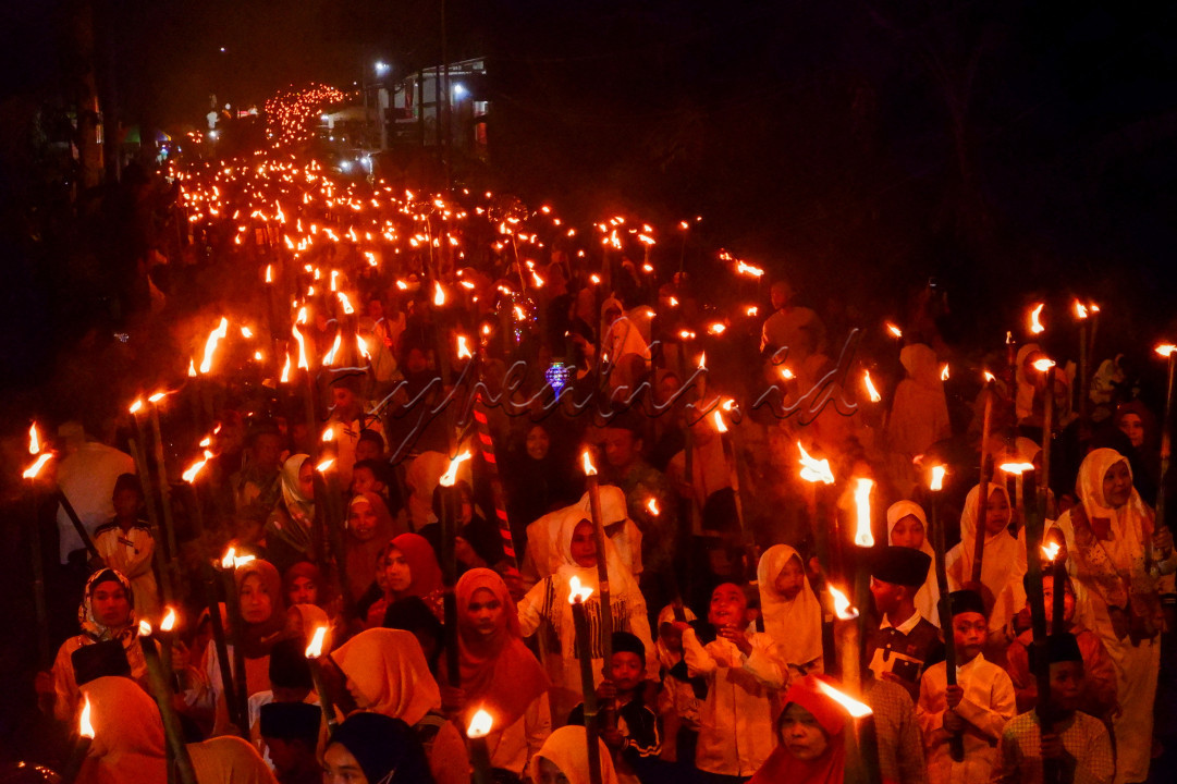 Masyarakat Desa Penanggal, Kab. Lumajang, Jawa Timur mengadakan pawai dengan menyalakan 1000 obor pada Selasa malam, 18 Juli 2023. Event tahunan ini sudah berlangsung beberapa kali dalam rangka memeriahkan Tahun Baru Islam dan sudah menjadi tradisi. Dari anak-anak hingga orang dewasa turut memeriahkan dengan berjalan sekitar 1,5 km hingga finish dan ditutup dengan doa dan makan bersama.