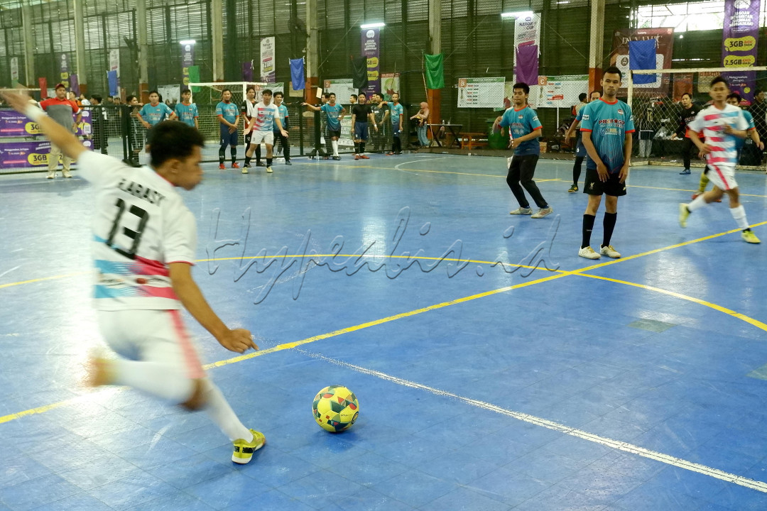 Seorang peserta menendang bola saat bertanding dalam Laga Kompetisi Futsal antar Angkatan Sekolah Darussalam Gontor, di Duren Sawit, Jakarta Timur, 25 Agustus 2023. FOTO/Fardi Bestari