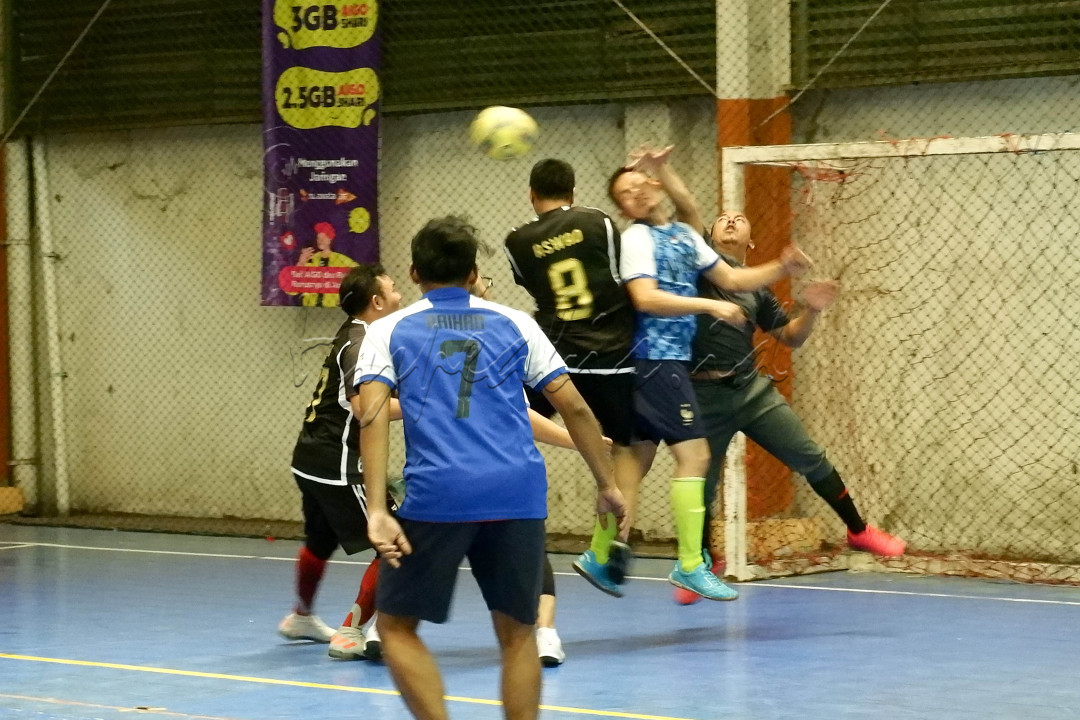 Seorang peserta melihat rekannya yang berebut bola di udara dengan lawannya saat bertanding dalam Laga Kompetisi Futsal antar Angkatan Sekolah Darussalam Gontor, di Duren Sawit, Jakarta Timur, 25 Agustus 2023. FOTO/Fardi Bestari