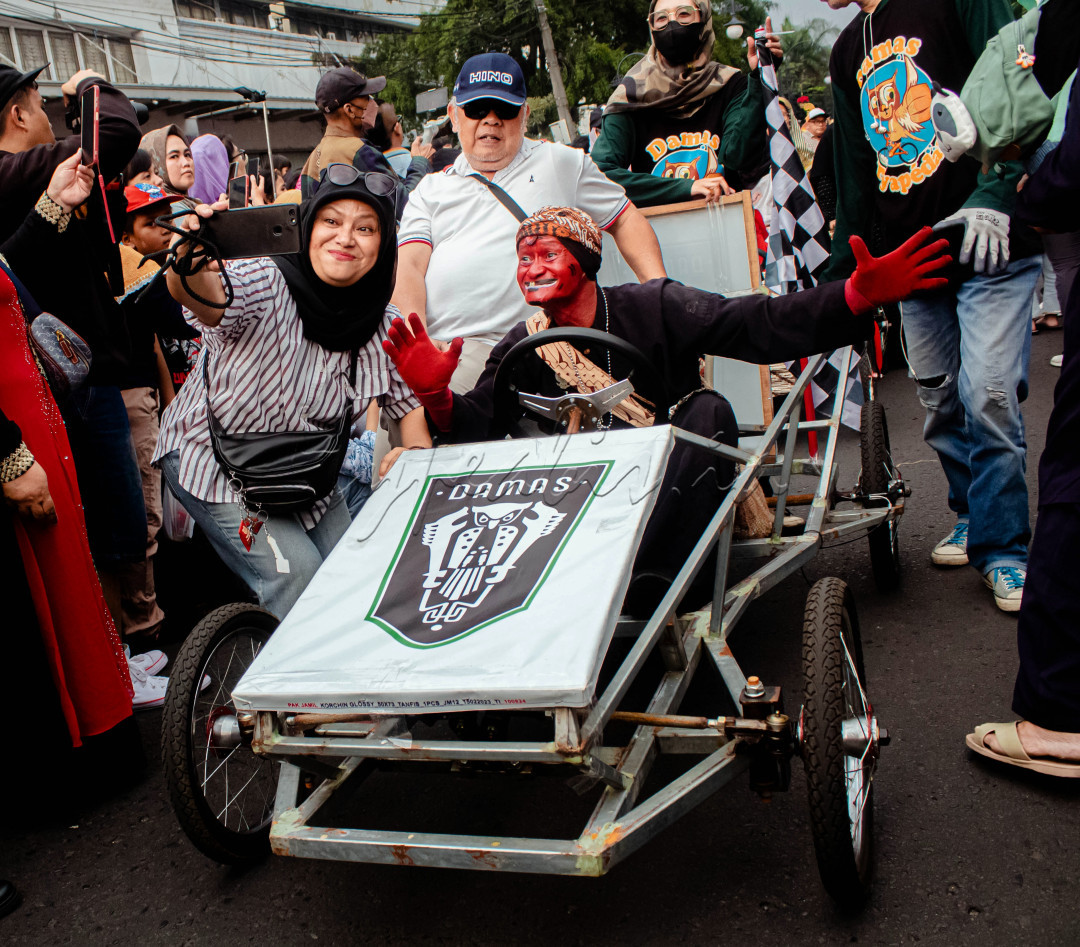 Semenjak usai Pandemi Covid-19 Festival Budaya sudah mulai aktif lagi, dan sudah tidak lagi jaga jarak antara Penonoton dan Penampil kesenian, terlihat Cosplay Si Cepot Wayang Lagendaris menaiki Kereta peti sabun, Kendaraan seni khas Bandung berfoto Selfie dengan seorang ibu-ibu.