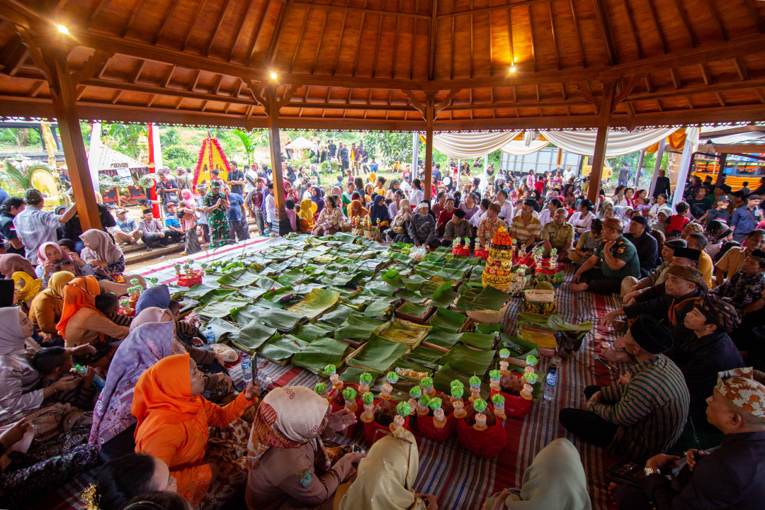 Sedekah Desa merupakan acara sebagai bentuk syukur terhadap Tuhan Yang Maha Esa atas keberlimpahan hasil bumi dan alam yang kondusif. Kali ini warga Desa Kandangan, Kec. Senduro, Kab. Lumajang, Jawa Timur berkumpul di Situs Selogending dan mengumpulkan makanan beserta gunungan (hasil pangan yang disusun menggunung) yang kemudian bisa dinikmati bersama-sama.