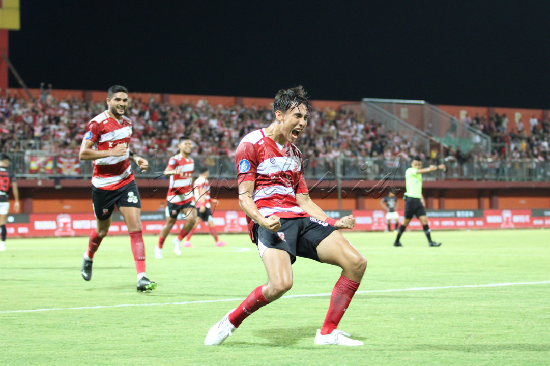 Jacob Mahler melakukan selebrasi setelah mencetak gol kekandang lawan.