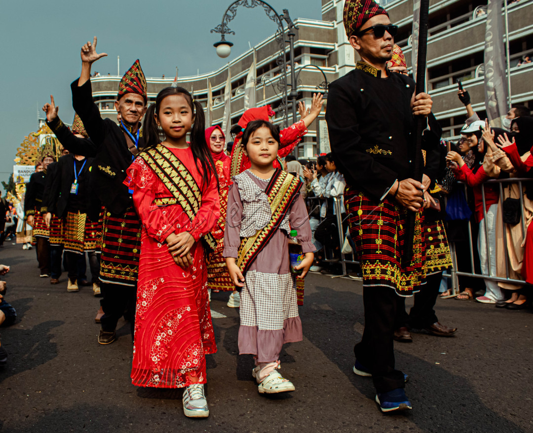 Tampak seorang Generasi muda (Gen Z) berjalan santai terlibat di dalam Festival Budaya Asia Afrika Bandung 2023.