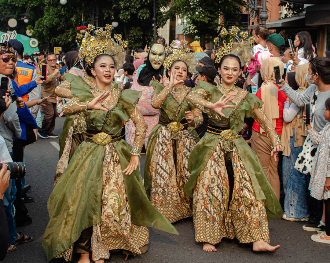 Sekelompok Penari Milenial asal Panguyuban Benjang Indonesia (PBI) Kota Bandung, tampil energik di Festival Budaya Asia Afrika Bandung 2023