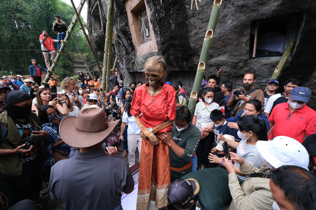 Ritual Ma'nene merupakan ritual mengeluarkan jenazah keluarga yang meninggal dari kuburan liang batu untuk dibersihkan dan diganti pakaiannya. Ritual ini biasanya dilakukan setelah masa panen sebagai wujud rasa syukur kepada Sang Pencipta. Ma'nene hanya dilakukan setiap 3-4 tahun sekali pada setiap keluarga di Toraja Utara, Sulsel.