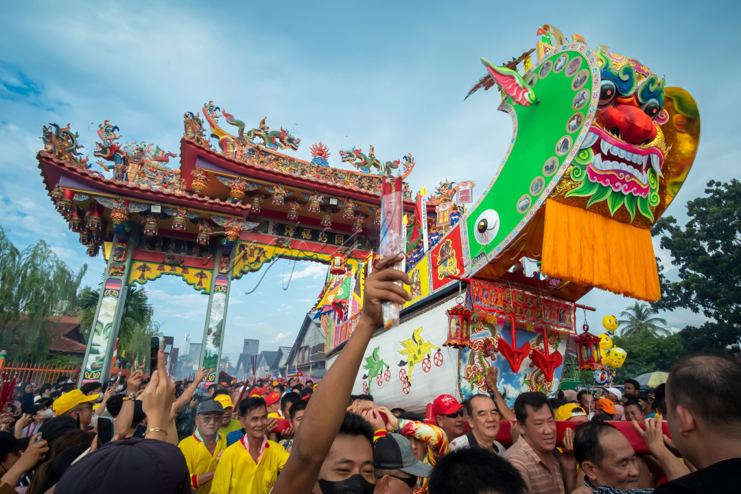 Mengarak replika tongkang