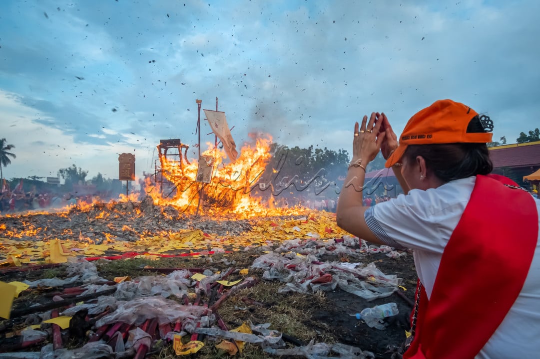 Ritual bakar tongkang