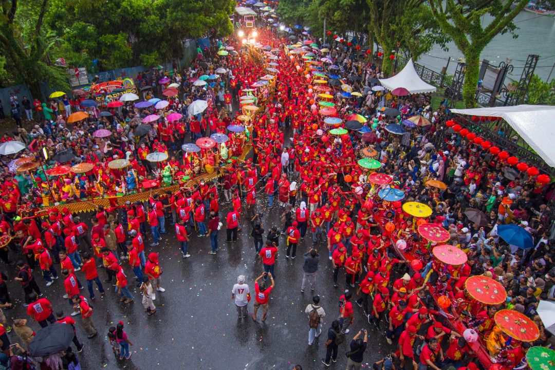 Cap Go Meh merupakan bagian dari perayaan tahun baru imlek yang diadakan oleh masyarakat etnis Tionghoa. Di Kota Padang, Sumatera Barat perayaan Cap Go Meh dihadiri oleh beragam masyarakat dari beberapa daerah yang ada di Sumatera Barat.&nbsp;