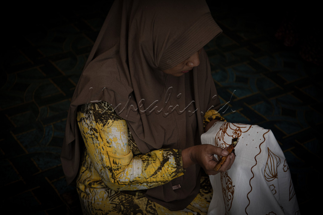 Batik&nbsp;adalah warisan budaya yang dimiliki Indonesia. Bahkan UNESCO telah mengukuhkan batik sebagai Warisan Kemanusiaan untuk Budaya Lisan dan Nonbendawi pada tanggal 2 Oktober 2009.<br />
<br />
Batik&nbsp;sudah seperti kain yang wajib dimiliki oleh orang Indonesia. Kain batik sangat dekat dengan seluruh aspek kehidupan masyarakat Indonesia, bahkan hampir semua seragam sekolah dan pegawai negeri pun menggunakan kain batik. Batik&nbsp;merupakan salah satu warisan nusantara yang unik. Keunikannya ditunjukkan dengan barbagai macam motif yang memiliki makna tersendiri. Ragam motif batik yang dimiliki Indonesia sangatlah beragam, setiap daerah memiliki ciri khas motif batiknya masing-masing. Setiap goresan motif merupakan sebuah simbol yang mengandung suatu pesan yang ingin disampaikan.&nbsp;<br />
<br />
&nbsp;