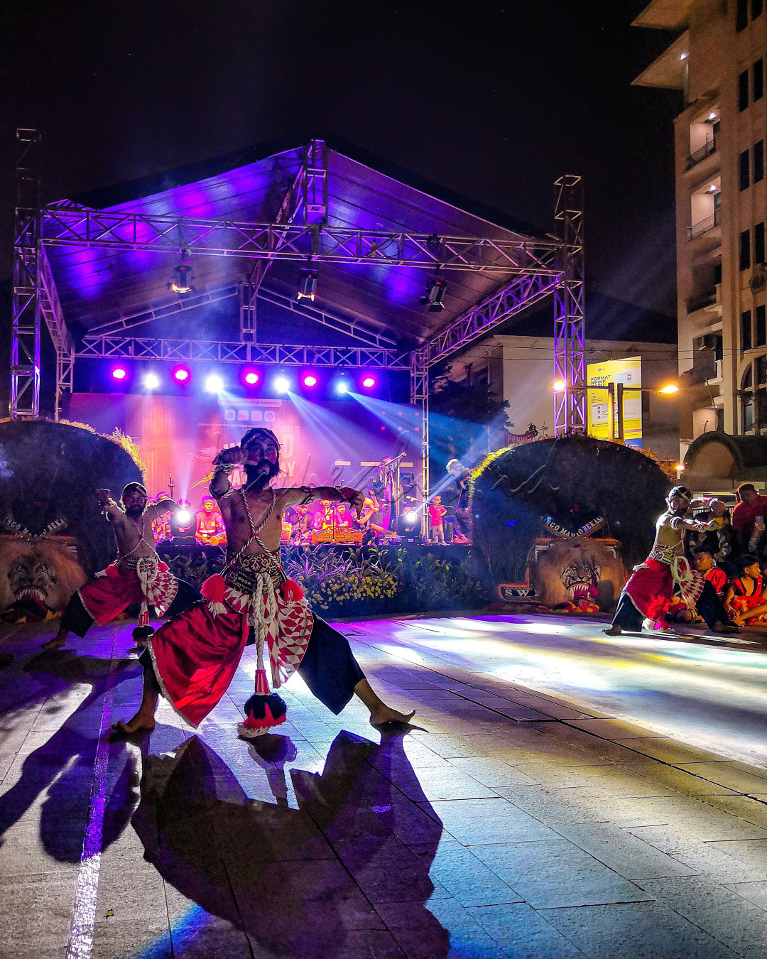<div>Penampilan tokoh Warok yang gagah berjiwa kesatria saat acara Worl Dance day 2023 di Kota Tua Jakarta</div>