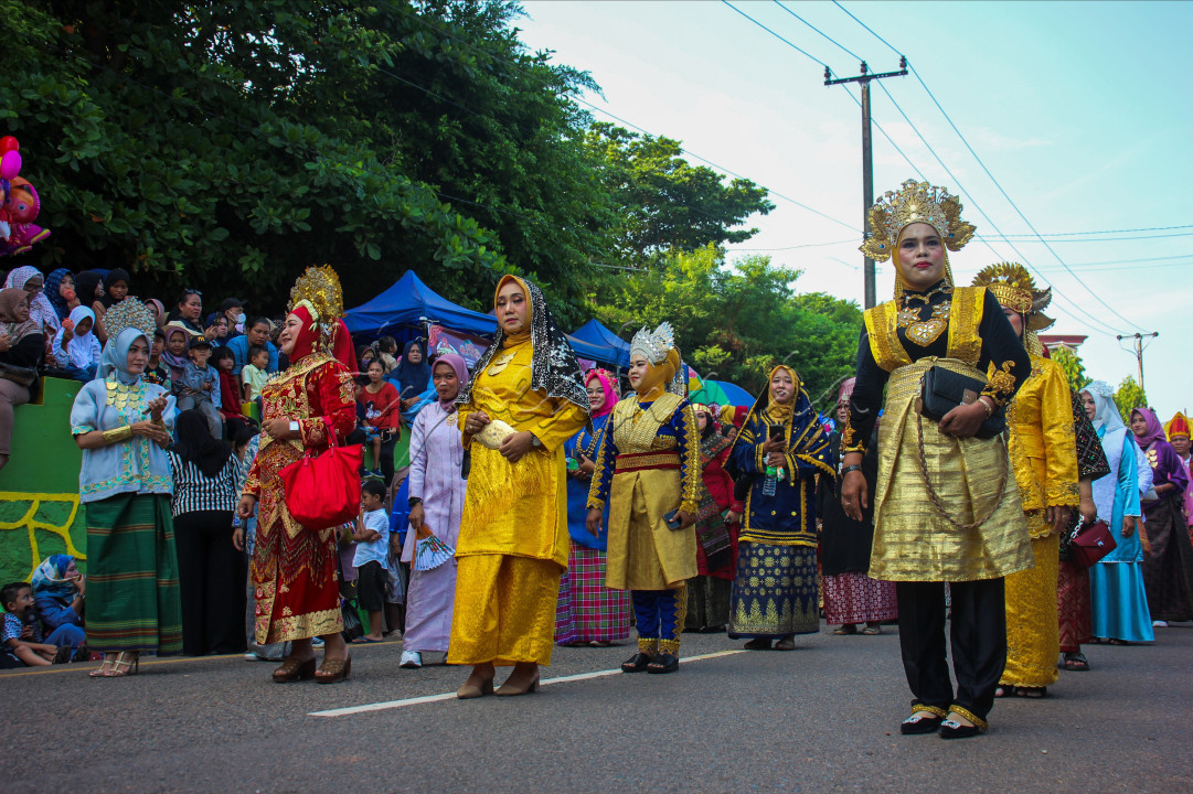 <br />
Pakaian adat Indonesia adalah&nbsp;salah satu kebudayaan yang perlu dilestarikan dan dijadikan sebagai identitas bangsa dan menjadi warisan Indonesia. Baju adat menjadi ciri khas tiap daerah sekaligus menumbuhkan kecintaan pada tanah air.<br />
&nbsp;