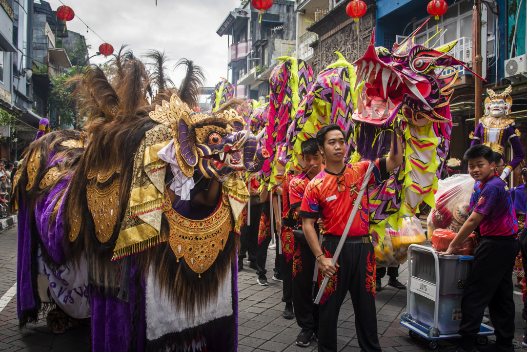 Perpaduan sebuah budaya bali (barong gajah ) dengan budaya tiongkok (liong) dalam sebuah pementasan atau pertunjukan budaya di bali