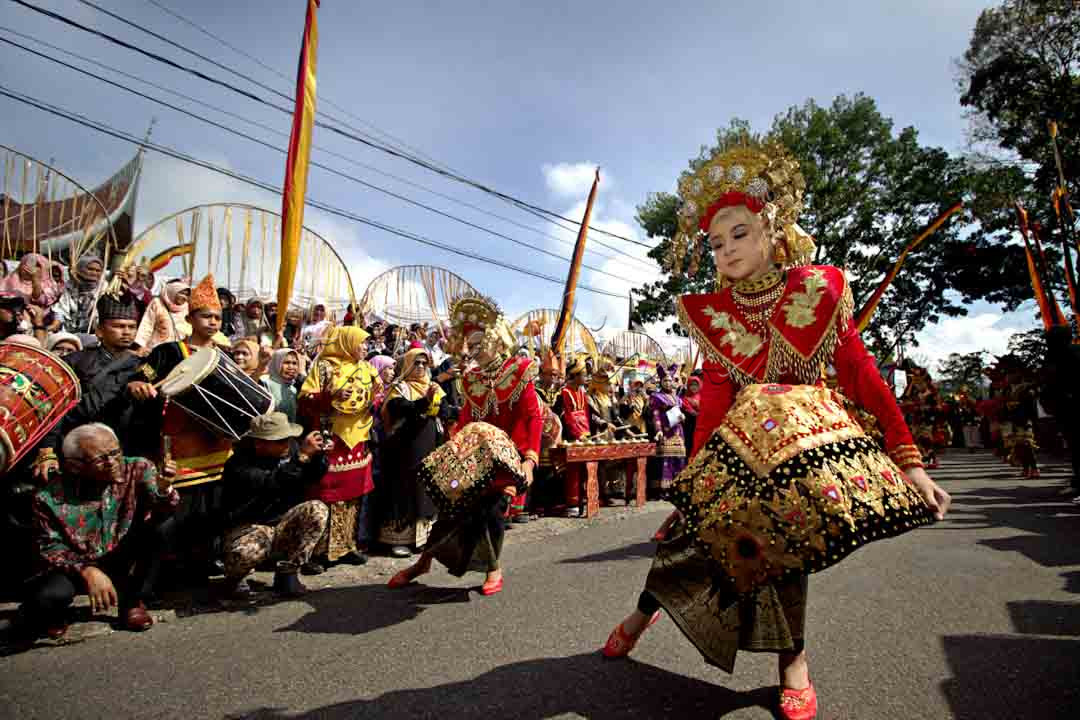 Tari galombang ,&nbsp;<br />
Tarigalombang dalm tradisi adat minangkabau penampiln karya seni tari dalm acara adat minang ,