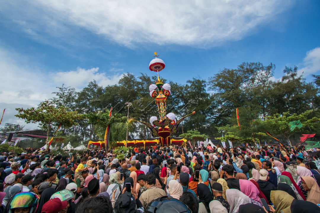 Tabuik&nbsp;(Tabut) adalah perayaan lokal dalam rangka memperingati&nbsp;Asyura, gugurnya&nbsp;Imam Husain, cucu&nbsp;Muhammad, yang dilakukan oleh masyarakat&nbsp;Minangkabau&nbsp;di daerah pantai&nbsp;Sumatra Barat, khususnya di&nbsp;Kota Pariaman. Festival ini termasuk menampilkan kembali&nbsp;Pertempuran Karbala, dan memainkan drum&nbsp;tassa&nbsp;dan&nbsp;dhol.&nbsp;Tabuik&nbsp;merupakan istilah untuk usungan jenazah yang dibawa selama prosesi upacara tersebut. Walaupun awal mulanya merupakan upacara&nbsp;Syi'ah, akan tetapi mayoritas penduduk di&nbsp;Pariaman&nbsp;dan daerah lain yang melakukan upacara serupa, kebanyakan penganut&nbsp;Sunni. Di Bengkulu dikenal pula dengan nama&nbsp;Tabot.