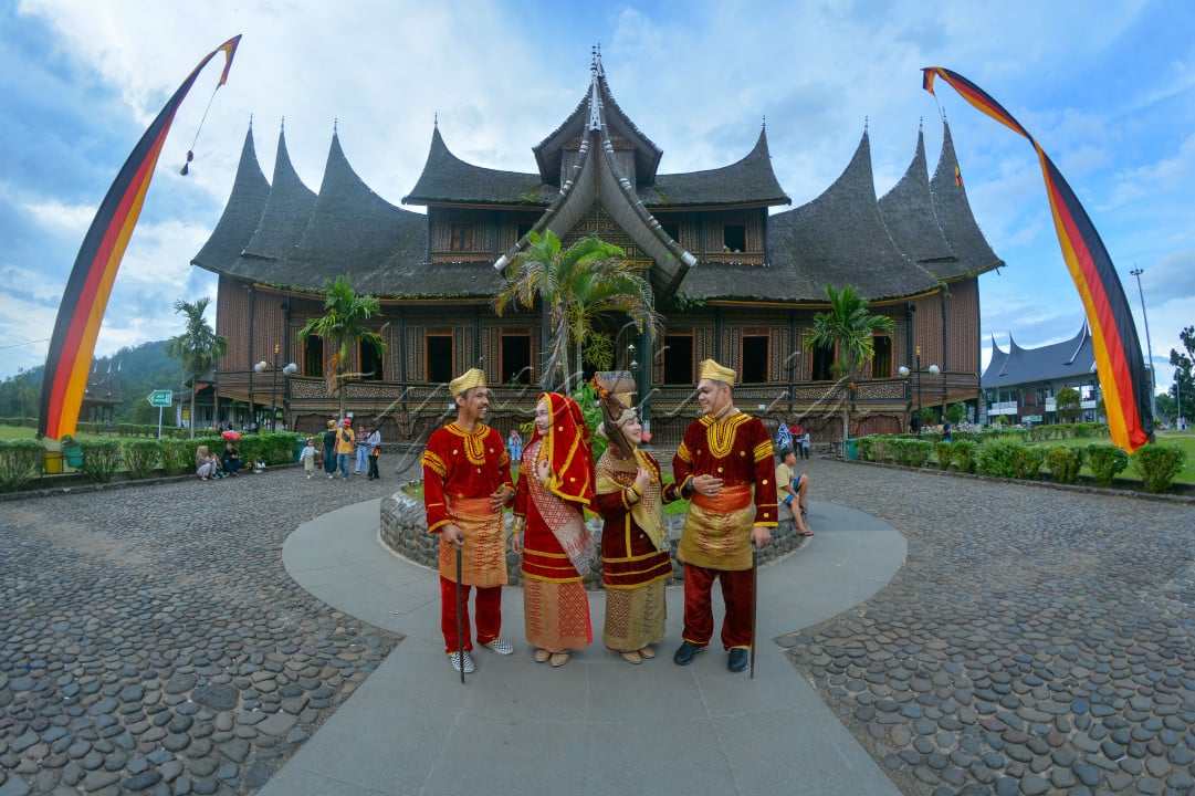 Istano Basa Pagaruyung&nbsp;yang lebih terkenal dengan nama&nbsp;Istana Besar Kerajaan Pagaruyung&nbsp;adalah museum berupa replika istana&nbsp;Kerajaan Pagaruyung&nbsp;terletak di&nbsp;Nagari Pagaruyung,&nbsp;Kecamatan Tanjung Emas,&nbsp;Kabupaten Tanah Datar,&nbsp;Sumatra Barat. Istana ini berjarak lebih kurang 5 kilometer dari&nbsp;Batusangkar. Istana ini merupakan objek wisata budaya yang terkenal di Sumatra Barat.