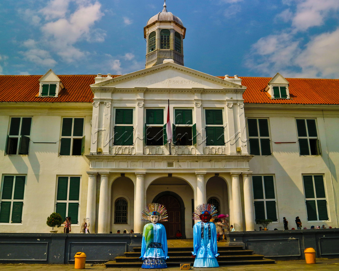 Ondel-ondel sebagai bentuk pertunjukan seni khas Betawi yang sering ditampilkan dalam pesta rakyat nampak berdiri di depan salah satu museum sejarah Jakarta, yaitu Museum Fatahillah Jakarta.