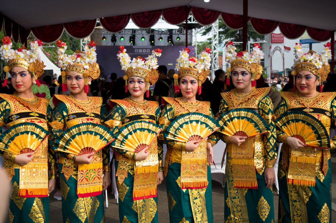 Terlihat beberapa penari tradisional Kecak Bali sudah siap tampil dalam pergelaran kompetensi tari 2023.