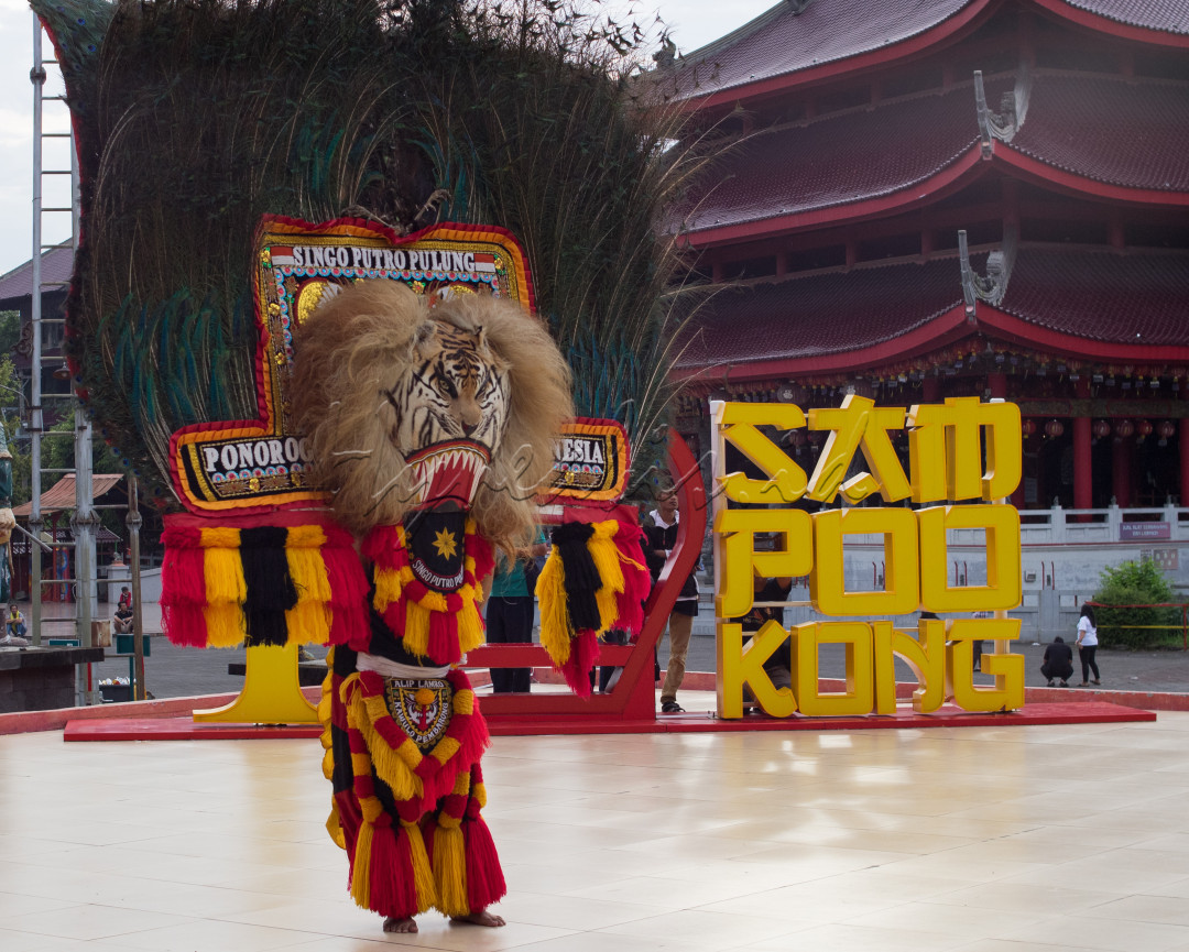 Pertunjukan seni budaya Reog Ponorogo sedang beraksi di kawasan Wisata Sam Poo Kong Semarang