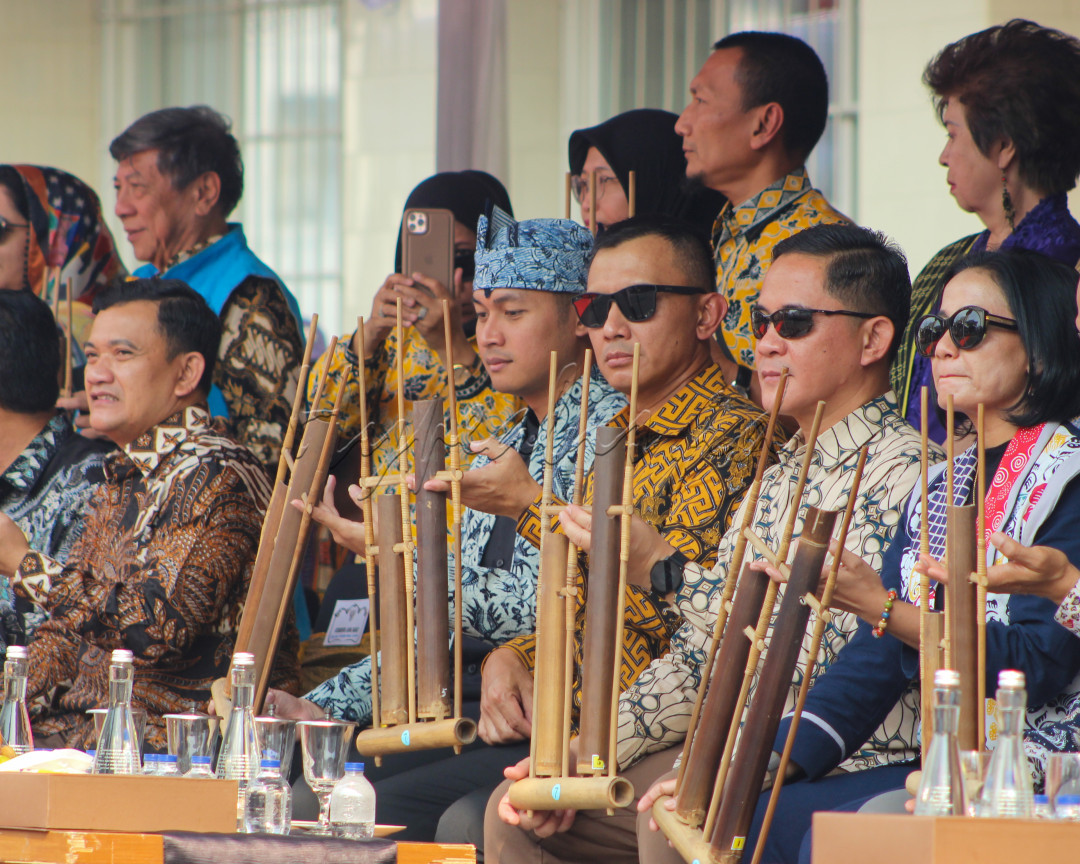 Sejumlah tamu undangan memakai pakaian batik sedang bersiap untuk memainkan alat musik tradisional dari Jawa Barat pada pembukaan Festival Budaya Asia Afrika 2023 di Kota Bandung