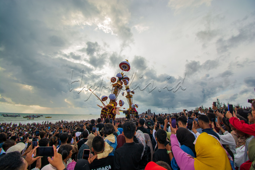 Tabuik&nbsp;( Tabut) adalah perayaan lokal dalam rangka memperingati&nbsp;Asyura, gugurnya&nbsp;Imam Husain, cucu&nbsp;Muhammad, yang dilakukan oleh masyarakat&nbsp;Minangkabau&nbsp;di daerah pantai&nbsp;Sumatra Barat, khususnya di&nbsp;Kota Pariaman. Festival ini termasuk menampilkan kembali&nbsp;Pertempuran Karbala, dan memainkan drum&nbsp;tassa&nbsp;dan&nbsp;dhol.&nbsp;Tabuik&nbsp;merupakan istilah untuk usungan jenazah yang dibawa selama prosesi upacara tersebut. Walaupun awal mulanya merupakan upacara&nbsp;Syi'ah, akan tetapi mayoritas penduduk di&nbsp;Pariaman&nbsp;dan daerah lain yang melakukan upacara serupa, kebanyakan penganut&nbsp;Sunni. Di Bengkulu dikenal pula dengan nama&nbsp;Tabot.