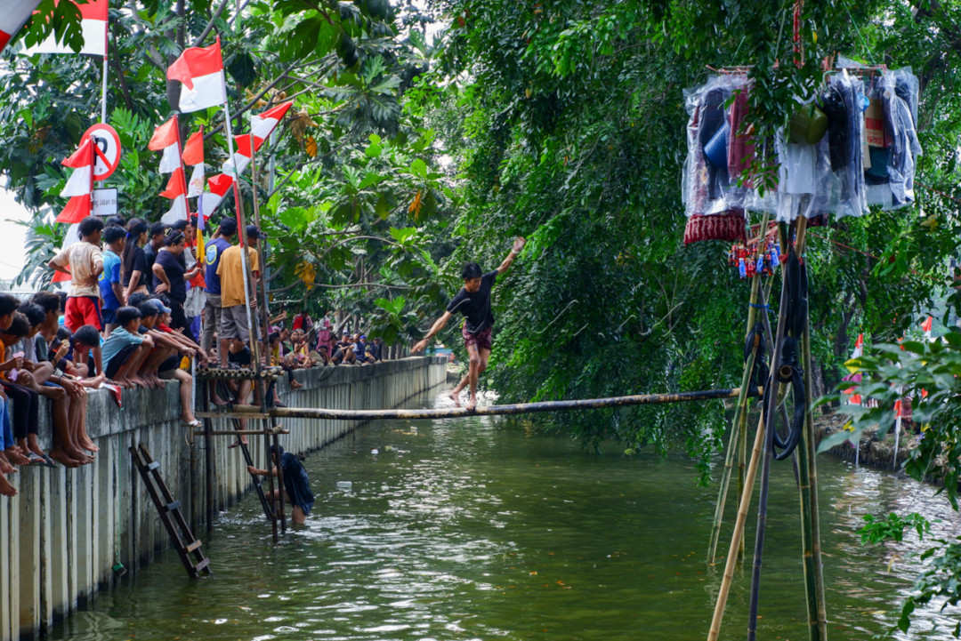 Titian Bambu merupakan perlombaan yang biasanya diadakan saat bulan Agustus bertepatan dengan HUT RI. Kali ini dilaksanakan di Kampung Rawa Bambu, Bekasi. Di tengah hiruk pikuk perkotaan yang padat, warga Kampung Rawa Bambu masih menyelenggarakan kegiatan yang seru dan bertajuk kebersamaan dalam bermasyarakat sekaligus membangun kekompakan antar sesama.