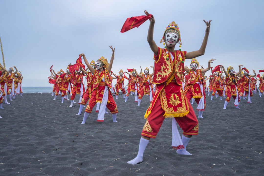 Antusias Penerus Budaya<br />
Ribuan pelajar yang tergabung dalam gelaran seribu tari topeng sebagai bentuk bahwa masih banyak penari-penari muda di Kaliwungu yang perlu media untuk menampilkan kreasi tarian dan peninggalan budaya yang belum hilang