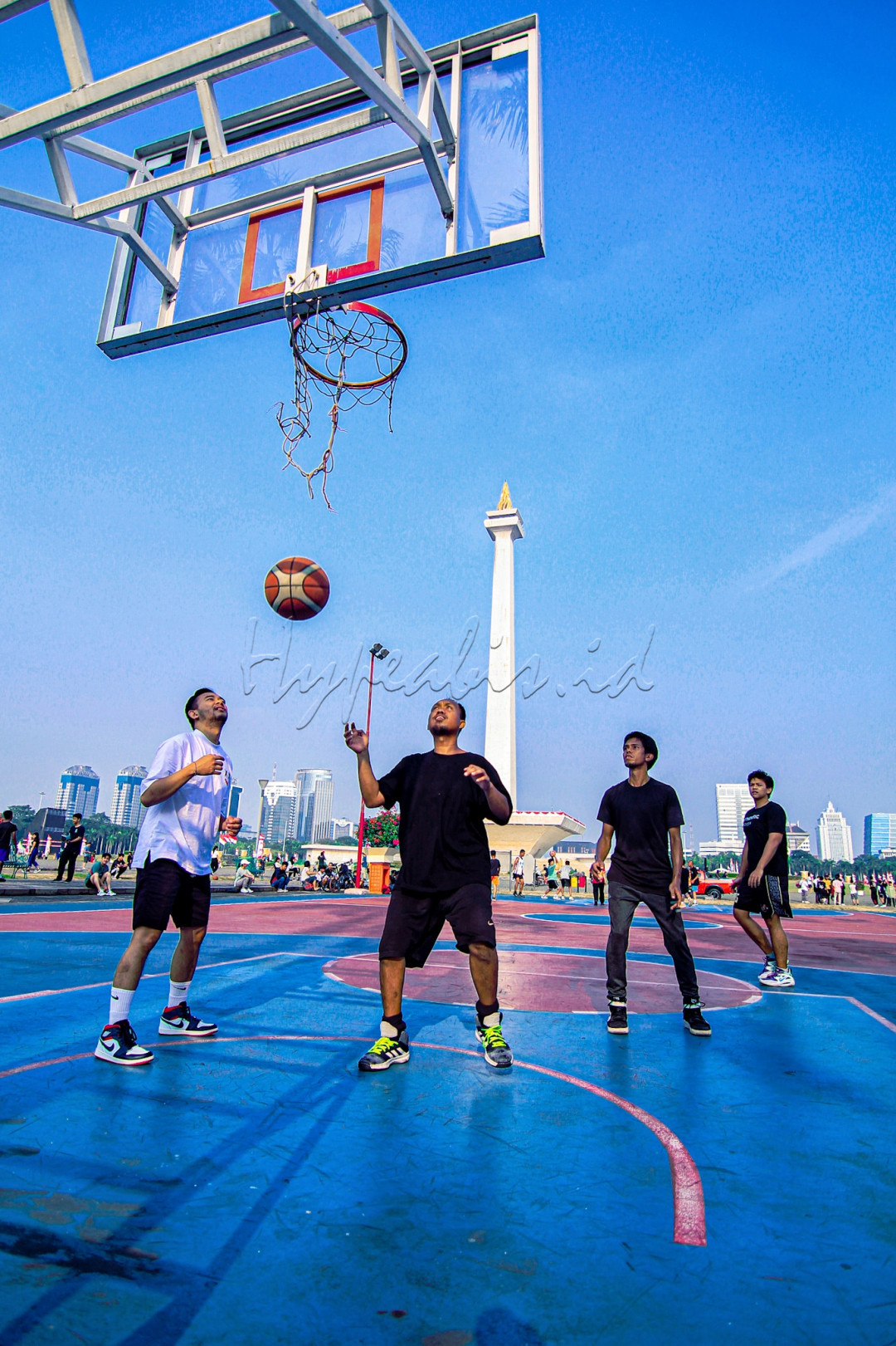Basket adalah salah satu olahraga yang popular di dunia. Permainannya yang cepat dan saling bersaing ketat dalam perebutan bola membuat olahraga yang satu ini terlihat seru dan sangat kompetitif. Namun tahukah Anda bermain basket secara teratur dapat memberikan Anda sejumlah manfaat kesehatan, simak hal berikut:<br />
1. Tubuh Tetap Fit<br />
2. Meningkatkan kesehatan Kardiovaskular<br />
3. Mengembangkan kekuatan otot<br />
4. Meningkatkan stamina dan daya tahan tubuh<br />
5. Membantu menurunkan berat tubuh<br />
&nbsp;