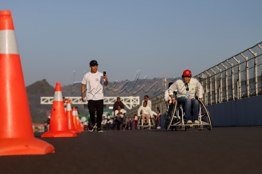 Para penyandang disabilitas mendapatkan kesempatan untuk bisa merasakan dan menikmati mewahnya sirkuit Mandalika sambil berolahraga jalan sehat dlam rangka HUT polri yang di laksanakan oleh polda NTB