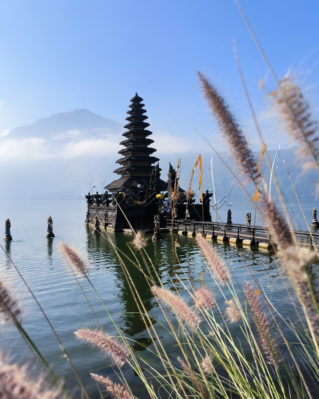 Jika mengunjungi Kintamani, jangan lupa mengujungi Pura Jati Luhur. Keheningan yg menenangkan dan view pura di tengah danau akan sangat memanjakan jiwa. Pura ini terbuka untuk umum, disediakan kamen dan selendang untuk dipinjam dengan memberikan sumbangan seikhlasnya. Waktu terbaik untuk berkunjung adalah pagi hari&nbsp;
