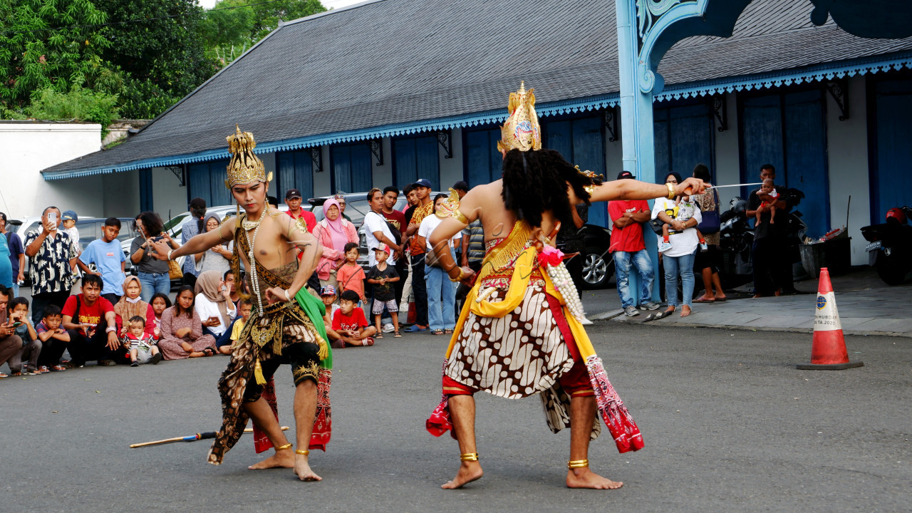 Lakon wayang orang di halaman Keraton Surakarta yang dilaksanakan setiap sabtu sore mulai pukul 16.00 WIB untuk menambah daya tarik masyarakat dalam hal kesenian budaya dan sejarah.