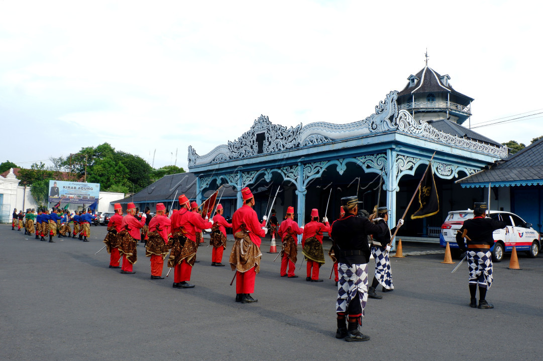Setiap sabtu sore di Keraton Surakarta ada atraksi budaya dari prajurit Keraton. Kegiatan atraksi prajurit ini digelar rutin setiap hari sabtu pukul 16.00 WIB. Atraksi prajurit ini dilaksanakan bertujuan untuk melestarikan budaya serta menambah daya tarik bagi para wisatawan baik lingkungan sekitar maupun luar kota. Setelah atraksi selesai pengunjung juga diperbolehkan untuk mengambil foto dengan para prajurit.<br />
&nbsp;