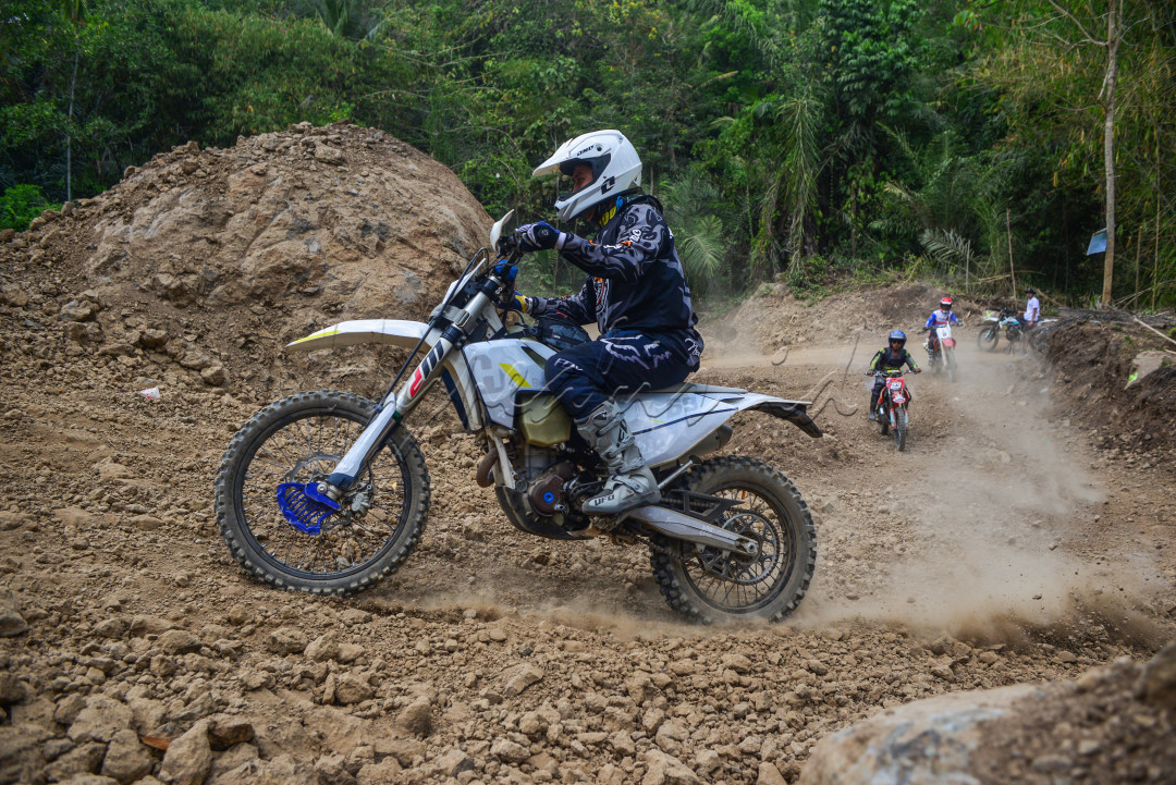 Salah satu olahraga yang memacu adrenalin yang kerap dilakukan sejumlah pengguna motor trail