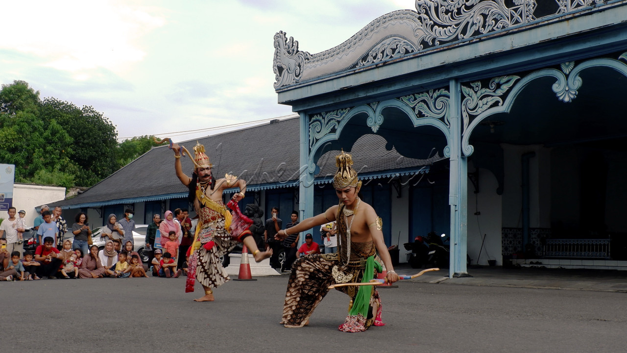 Dalam rangka melestarikan budaya Jawa Keraton Surakarta rutin mengadakan pertunjukan prajurit dan wayang orang di halaman Keraton Surakarta setiap hari sabtu pukul 16.00 WIB.