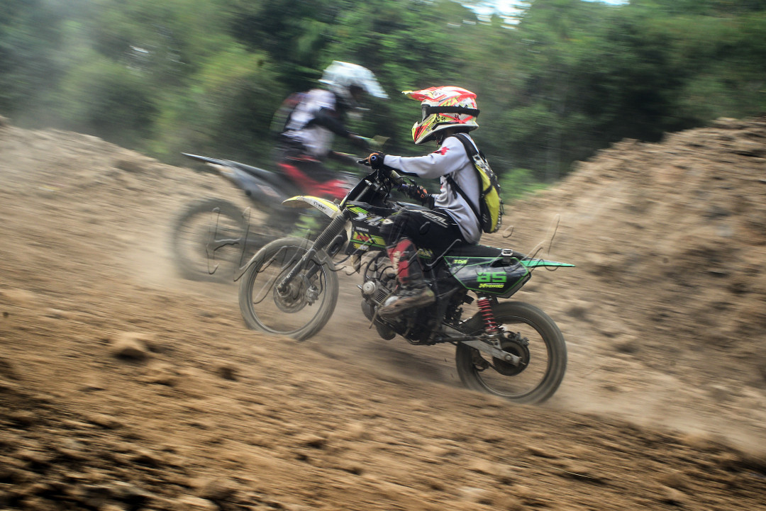 Aktivitas "trabas" merupakan salah satu agenda berpetualang yang kerap dilakukan sejumlah pengguna motor trail. Kegiatan ini umum dilakukan dengan menyusuri lintasan yang extreme