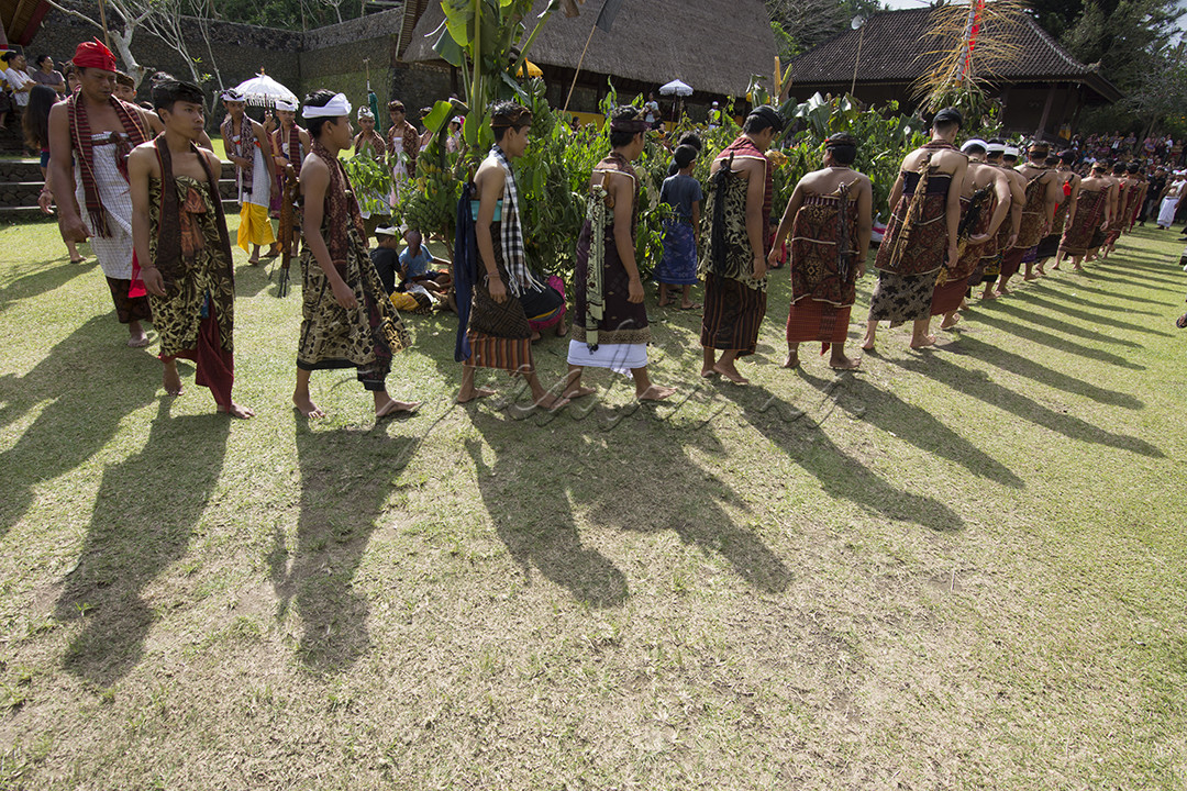 Prosesi penerimaan pemuda baru yang disahkan dalam tradisi budaya yang dilaksanakan di desa Tenganan Dauh Tukad, Bali.