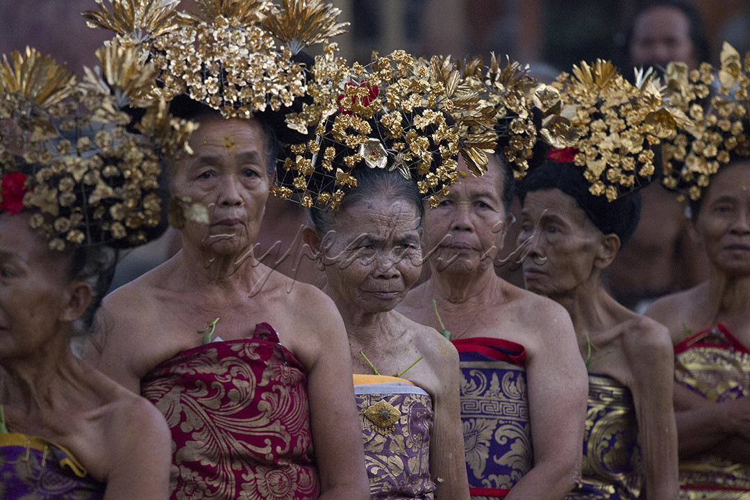 Para tetua adat yang ada di Desa Asak, Bali sedang bersiap untuk melaksanakan upacara Usaba Sumbu yang dilaksanakan setiap tahunnya di desa tersebut.
