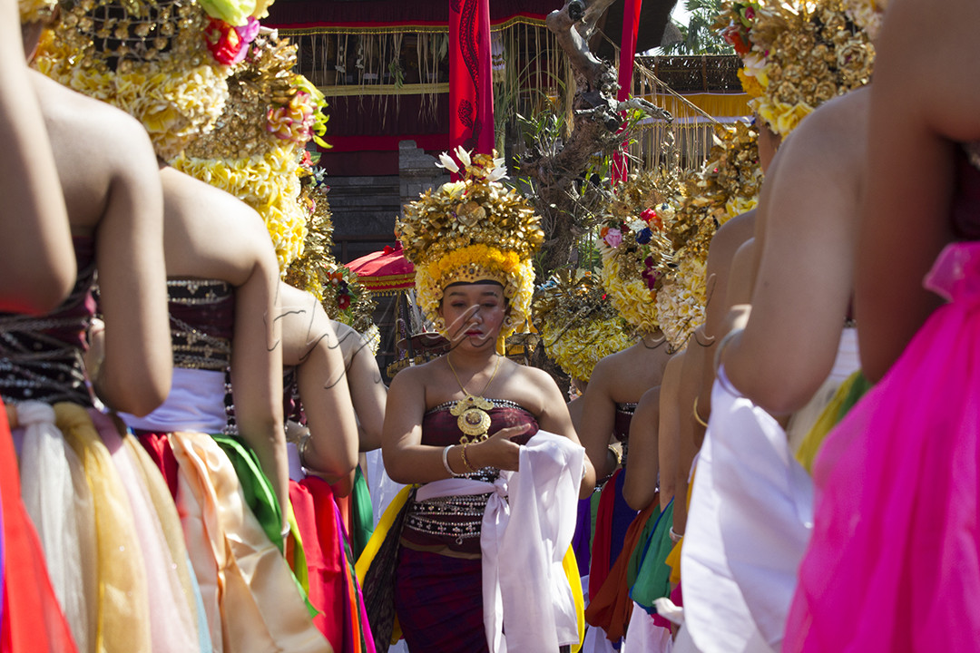 Penari Rejang di desa Adat Bugbug sedang menari di upacara Ngusaba yang diadakan di pura di desa tersebut.