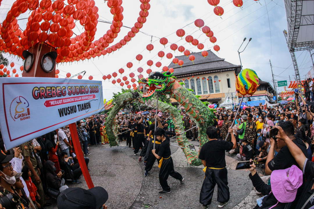 Pertunjukan Naga liong di grebek sudiro solo yang menjadi pusat perhatian