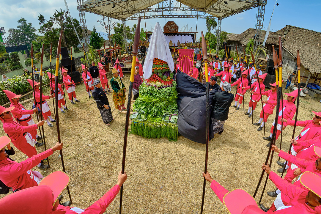 Ritual Tumpeng Sayur yang dilaksanakan dalam acara Saparan Sleker di Desa Sleker, Kopeng, Kabupaten Semarang