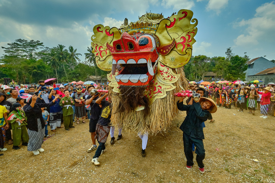 Antusiasme warga Desa Krajan, Dukuh, Salatiga dengan mempersembahkan tampilan khas Bali dan mengarak barongan raksasa dalam acara Merti Desa.