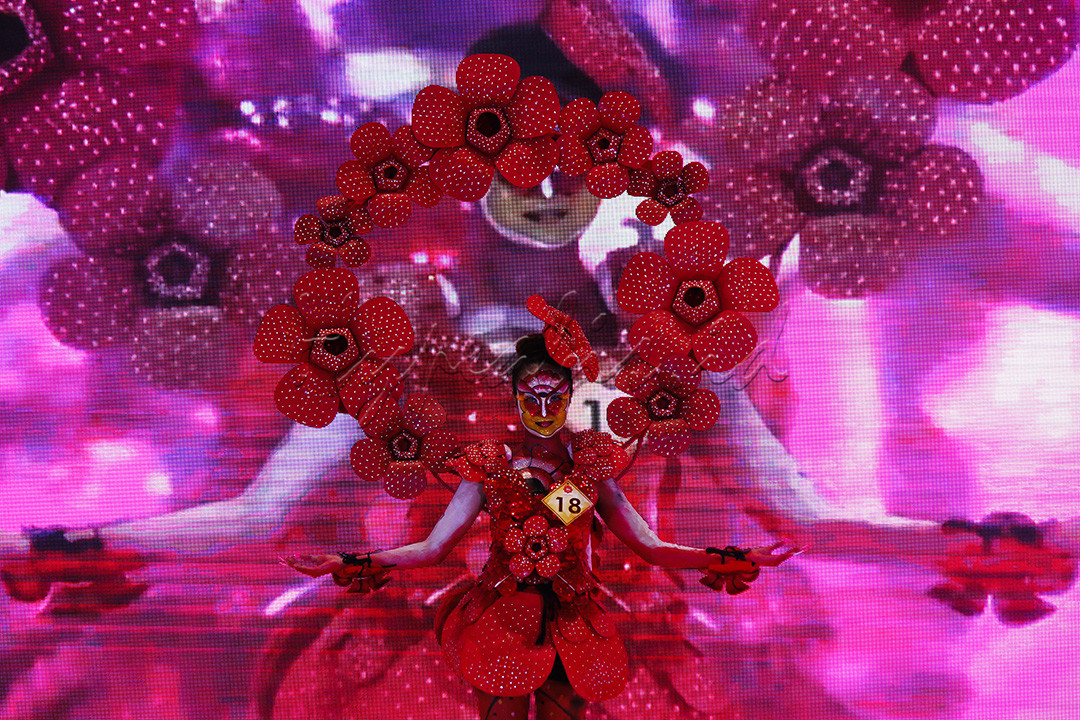 Seorang model menampilkan desain di runway selama acara body painting yang diselenggarakan oleh Unipa Surabaya di Grand Atrium Royal Plaza pada 16 Juni 2023 di Surabaya, Indonesia. Gelar Cipta Karya Rias bertajuk The Treasure : Mystery in island tersebut bertujuan untuk memberikan edukasi dan menyampaikan misteri-misteri di Pulau Indonesia seperti mitologi, kulture, dan legenda cerita rakyat yang diangkat enam provinsi diantaranya Jawa, Bali, Sumatera, Sulawesi, Papua, dan Kalimantan.