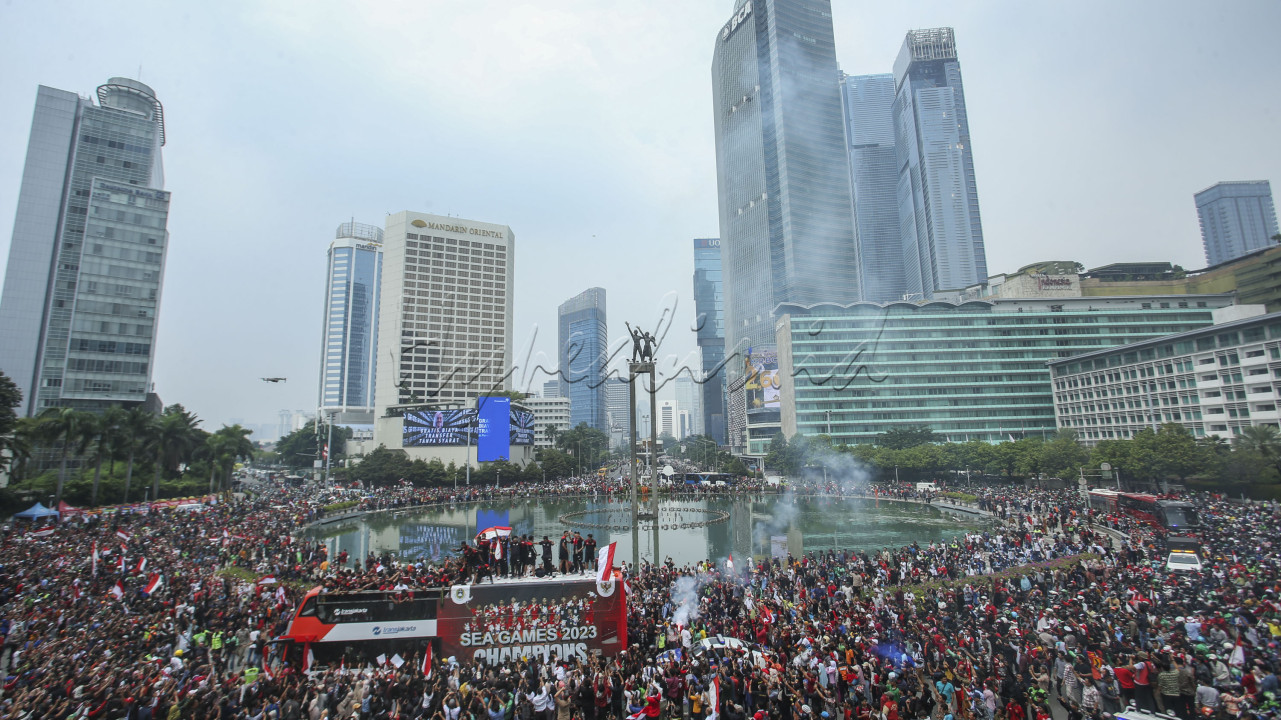 Ribuan orang mengikuti arak-arakan kontingen Timnas Indonesia di Bundaran HI, Jakarta. Kegiatan ini dilakukan untuk menyambut para pahlawan olahraga usai bertanding di Sea Games 2023.<br />
&nbsp;
