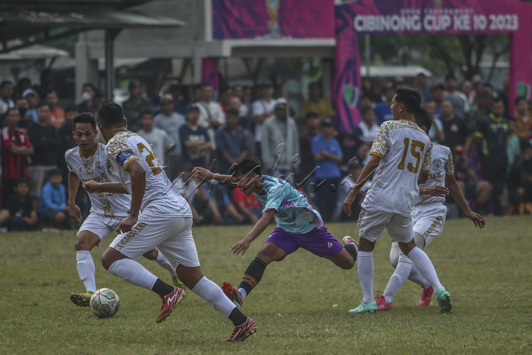 Pemain beraksi saat berlaga di Cibinong Cup, Gunung Sindur, Kabupaten Bogor. Sepakbola menjadi olahraga populer di Indonesia, eksistensinya pun mengakar hingga tingkat kampung. Bahkan banyak turnamen sepakbola antar kampung rutin digelar atau yang biasa disebut Tarkam.<br />
<br />
Para pemain memperebutkan total hadiah Rp120 Juta Rupiah, selain hadiah mereka juga mempertaruhkan gengsi dalam dunia sepakbola tarkam.