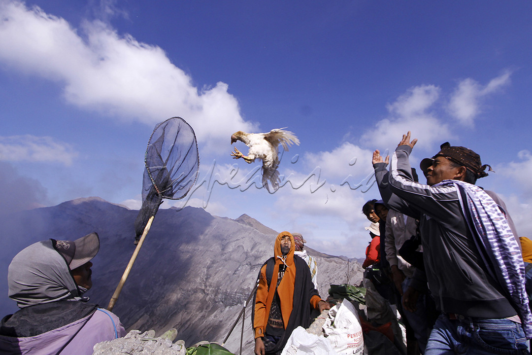 Warga Suku Tengger memenuhi bibir kawah pada puncak dalam perayaan Yadnya Kasada untuk melarung sesaji hasil bumi ke kawah Gunung Bromo, Probolinggo, Jawa Timur. Perayaan tersebut dilakukan masyarakat Tengger untuk memperingati pengorbanan dari Raden Kusuma, putra dari Raden Joko Seger dan Roro Anteng yang mengorbankan dirinya demi keselamatan kaum Tengger sebagai ungkapkan rasa syukur dan permohonan kepada Sang Hyang Widhy agar ternak, pertanian serta kehidupan suku Tengger tetap tentram dan subur.
