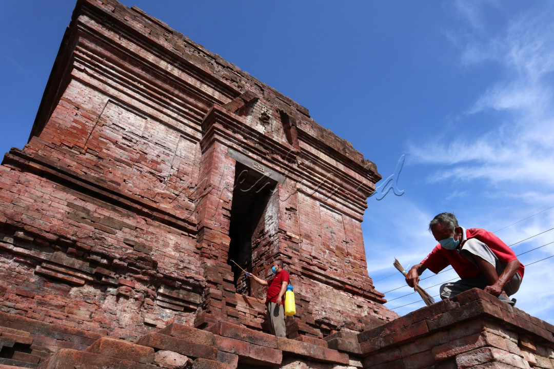 Tampak pengelola sedang melakukan perawatan candi pari. Candi pari adalah situs peninggalan jaman kerajaan Majapahit, candi ini terletak di Sidoarjo yang dikelola oleh badan purbakala. Hingga kini kondisi candi ini masih terjaga dengan baik.&nbsp;