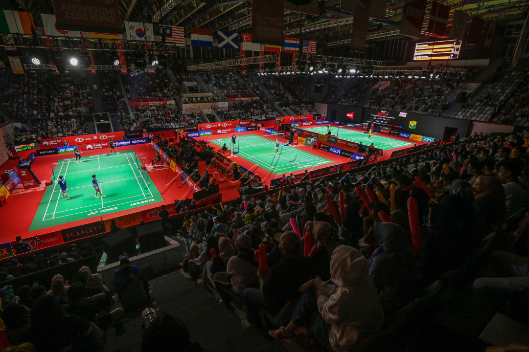 Ribuan penonton menyaksikan pertandingan-pertandingan babak pertama (32 besar) turnamen Indonesia Open 2023 di Istora Senayan, Jakarta, Selasa (13/6/2023). Setelah pada penyelenggaraan dua tahun sebelumnya digelar secara ketat dengan protokol kesehatan, pada 2023 ini Indonesia Open digelar secara meriah dengan minat penonton yang tinggi.
